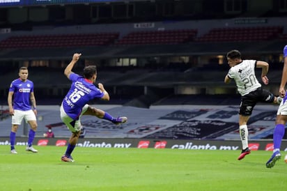  El Cruz Azul dio su mejor partido del naciente torneo, y en una demostración de potencia ofensiva goleó con autoridad a los Gallos Blancos de Querétaro este sábado por 4-1. Además, en la noche donde 'Cabecita' Rodríguez reapareció en la cancha tras una sanción interna, el uruguayo se mostró con atrevimiento y fue pieza clave en la goleada. (CORTESIA-CRUZ AZUL)
