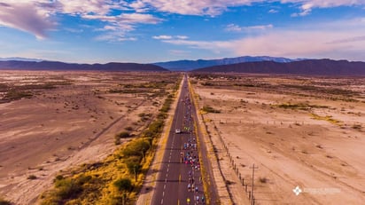 Una gran cantidad de atletas de fondo, tomarán parte en la exigente carrera que se celebra en su totalidad en el asfalto. (Cortesía) 