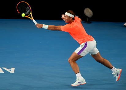 Rafael Nadal devuelve una bola a Dominic Thiem, en un partido de un torneo exhibición en Adelaida, Australia. (Agencias) 