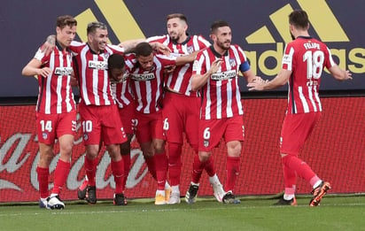 El Atlético de Madrid logró una meritoria victoria por 2-4 en Cádiz, con un doblete del uruguayo Luis Suárez y goles de Saúl Ñíguez y Koke Resurrección, para reforzar su liderato con el octavo triunfo seguido en Liga y poner la directa hacia el título, con 50 puntos en 19 partidos, tras un festival de goles en el Carranza. (Especial) 