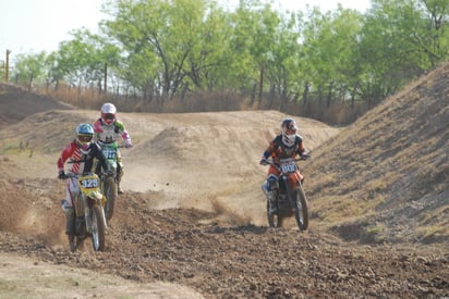 Luego de que en el pasado diciembre, debido a la crisis sanitaria, fue cancelada la última fecha del Campeonato Regional de Motocross Zona Norte 2020, que tendría como sede Torreón, los organizadores de este serial ya proyectaron un calendario para el 2021, que está supeditado a la autorización de las autoridades locales de cada uno de los escenarios. (CORTESÍA)