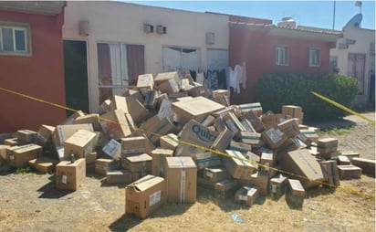 Cientos de cajas de antibióticos, antivirales, antiinflamatorios y alcohol robados, valuados en más de un millón 300 mil pesos, fueron recuperados en una vivienda del fraccionamiento Las Misiones, en un operativo realizado por personal de la Fiscalía General de Justicia Estatal (FGJEM), quienes contaron con el apoyo de elementos de la Guardia Nacional (GN), policías estatales y municipales. (ESPECIAL)