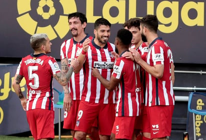 Luis Suárez brilla con dos goles para el Atlético contra el Cádiz. 