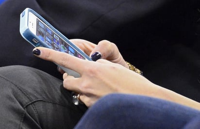 La disponibilidad de teléfonos celulares en las viviendas creció de 72.3 a 91.6 %; el servicio de internet, de 23.1 a 57.7 %; las computadoras o laptops, de 32.3 a 40.9 %; y las líneas telefónicas fijas descendieron de 46.6 a 41.3 por ciento. (ARCHIVO)