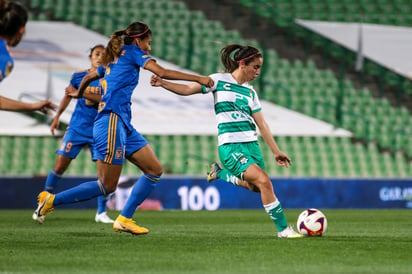 La albiverde Daniela Delgado (d) buscó en el medio campo, controlar todos los embates felinos y darle salida al equipo. (ESPECIAL)