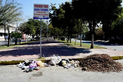 Los vecinos no hacen caso de las recomendaciones de la autoridad de sacar a cierta hora la basura.