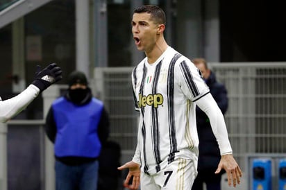 El portugués Cristiano Ronaldo firmó un doblete este martes en la ida de las semifinales de la Copa Italia contra el Inter de Milán y, con 763 tantos marcados en su carrera, se convirtió en el mejor goleador de la historia del fútbol por delante del brasileño Edson Arantes do Nascimento, 'Pelé', y del checoslovaco Josef Bica, ambos con 762. (AP)