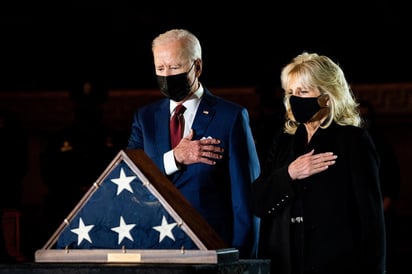 La capilla ardiente del policía muerto durante el asalto al Congreso de Estados Unidos por parte de los seguidores del expresidente Donald Trump quedó instalada este martes por la noche en el Capitolio. (EFE)