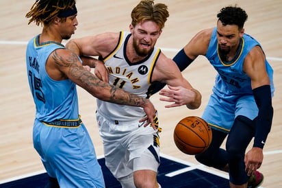 Domantas Sabonis (c) metió 32 puntos y bajó 13 rebotes por los Pacers. (AP)