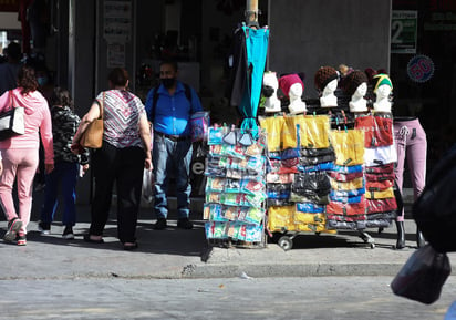 Luis Cuerda, titular de la Cámara Nacional de Comercio de Torreón (Canaco) estimó que desde el inicio de la contingencia sanitaria hasta este mes de febrero el ambulantaje en el primer cuadro de la ciudad ha crecido hasta un 50 por ciento, situación que ha representado una afectación directa al comercio establecido y a la formalidad de actividades económicas en general. (JESÚS GALINDO)