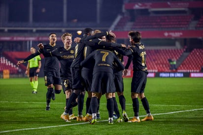  Lionel Messi gestó las jugadas de dos goles agónicos que obligaron a la prórroga, Frenkie de Jong marcó el tanto del triunfo y Barcelona evitó la eliminación al imponerse el miércoles 5-3 sobre el Granada, con lo cual certificó su pasaje a semifinales en la Copa del Rey. (ESPECIAL)