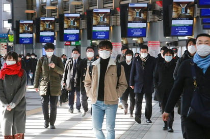 Japón promulgó el miércoles una ley que permitirá castigar con multas a aquellos que no cumplan con las restricciones contra el coronavirus, mientras el país busca frenar la última ola de infecciones en medio de una creciente incertidumbre sobre la distribución de la vacuna, considerada clave para la celebración de los Juegos Olímpicos este verano. (ESPECIAL)