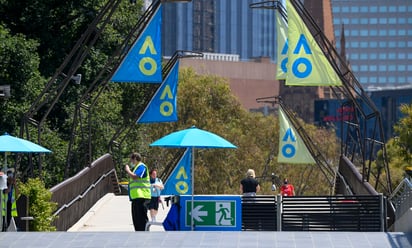 Todos los partidos de preparación para el Abierto de Australia se tuvieron que suspender debido a que hubo un caso positivo de un trabajador del hotel donde se llevan a cabo las cuarentenas. (AP)