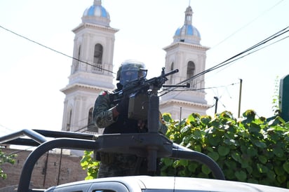 Transcurrido un año y dos meses de los hechos violentos registrados en el municipio de Villa Unión y tras lo cual, el Gobierno del Estado de Coahuila solicitó a la Secretaría de la Defensa Nacional (Sedena) el uso de armamento de grueso calibre para su corporación estatal; la próxima semana se espera que se concrete la entrega de parte de dicho armamento. (ARCHIVO)