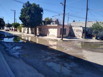 Los vecinos de este sector afectado por brotes de aguas negras relataron que la problemática tiene años y no ha sido solucionada.