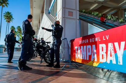 Durante toda la semana previa al 'Súper Domingo', personal policiaco vigila los alrededores del estadio Raymond James, sede del encuentro. (EFE)