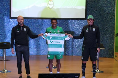 Dante Elizalde, presidente del Club Santos y el director técnico Guillermo Almada, fueron los encargados de darle la bienvenida en conferencia de prensa virtual al futbolista colombiano, quien portará la camiseta número 23 y pretende debutar mañana, en el partido ante el Atlas. (TWITTER / @ClubSantos)