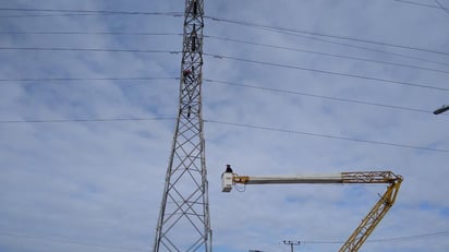 Fue a las 07:15 horas que se reporto al número de emergencias 911, sobre la presencia de una persona en una torre de alta tensión de la CFE.(EL SIGLO COAHUILA)