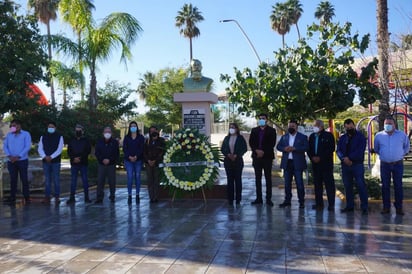 En representación del alcalde, estuvo la presidenta DIF Municipal, Irma Hernández Alcocer y asistieron la síndica Ana Guadalupe de León Pérez; el secretario del Ayuntamiento, Salvador Vega de León, así como los regidores Margarita Medina Ibarra, Isidra Jiménez Navarro, Luis Ricardo Ramírez Esquivel, Joel Herrera, Brisli Barker y Gonzalo Barrios.
(EL SIGLO DE TORREÓN)