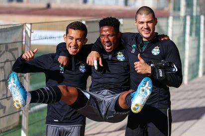 Los Guerreros del Santos Laguna emprendieron esta tarde su vuelo rumbo a Guadalajara, donde se medirán mañana sábado ante “su hermano”, el Atlas. (ESPECIAL)