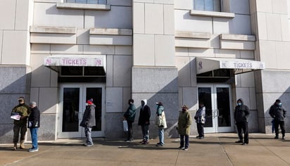 El legendario estadio de béisbol de los Yankees abrió sus puertas este viernes para convertirse en un centro de vacunación contra la COVID-19 en el barrio de El Bronx, en Nueva York. (ESPECIAL)