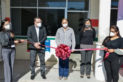 El Programa de Protección Integral de la Infancia (PAMAR), del sistema para el Desarrollo Integral de la Familia (DIF) en Gómez Palacio, recibió de manera formal las instalaciones rehabilitadas de la Sala de Cómputo y la Coordinación de la Unidad Administrativa, tras los trabajos de mejora que se llevaron a cabo con el apoyo del Grupo Bimbo, a través de su programa “Buen Vecino”. (DIANA GONZÁLEZ)