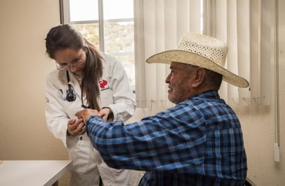 Durante la emergencia sanitaria por el SARS-CoV-2, la empresa Peñoles ha colaborado con sus vecinos en la promoción de medidas sanitarias para prevenir y mitigar los contagios.