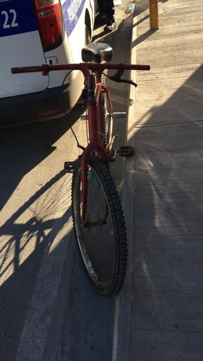 El joven ciclista recibió atención de los paramédicos.