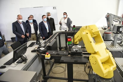 El gobernador de Durango, José Rosas Aispuro Torres, visitó la Universidad Politécnica de Gómez Palacio.