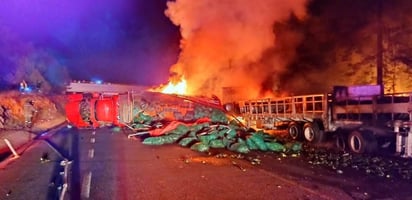 El tráiler con tanques de oxígeno de cloro golpeó al torton cargado de legumbres, que se volcó con el impacto y la primera unidad se incendió.