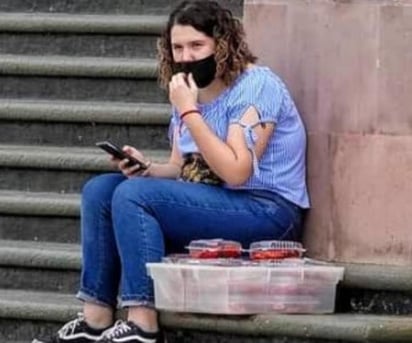 Anna Laura Rodríguez, una joven tamaulipeca, se ganó la admiración de miles de mexicanos tras hacerse viral por vender gomitas en la calle para pagar los gastos a la NASA tras quedar en un programa de primavera. (Especial) 