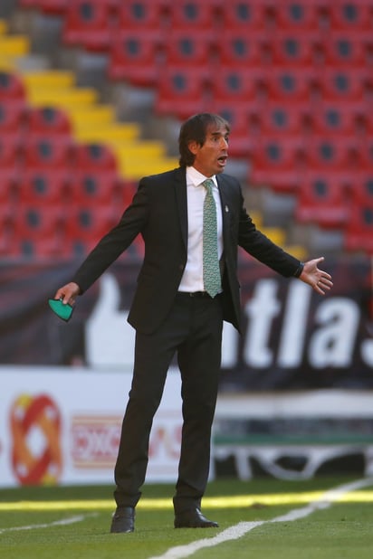 Guillermo Almada, técnico de Santos, durante el partido de ayer, en el que los Guerreros dejaron ir la victoria frente al Atlas.