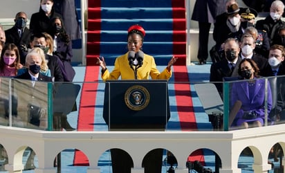 Amanda Gorman, la poeta de 22 años que causó sensación en Estados Unidos en la ceremonia de investidura del presidente Joseph Biden el mes pasado, volvió a quedar bajo los reflectores en uno de los escenarios más grandes del país, el Super Bowl. (Especial) 