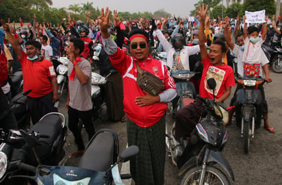 Una nueva manifestación en Myanmar contra el gobierno surgido de un golpe militar hace una semana aumentó rápidamente de tamaño el lunes al tiempo que algunos opositores arreciaban sus protestas. (ESPECIAL)