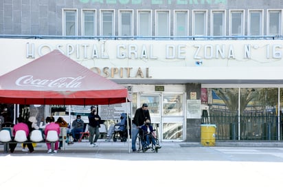 Con el trámite en línea se busca evitar que los adultos mayores acudan a las unidades médicas. (EL SIGLO DE TORREÓN)