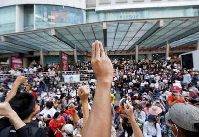 La junta militar de Birmania (Myanmar) impuso este lunes la ley marcial en varias ciudades en respuesta a las manifestaciones que por tercer día consecutivo inundaron las calles del país para protestar contra el golpe de Estado de hace justo una semana. (EFE) 