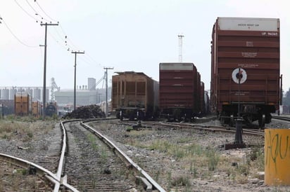 Debido a la gran cantidad de migrantes que son sorprendidos viajando en los vagones del ferrocarril de carga, que cruza de México hacia los Estados Unidos, las autoridades del vecino país han determinado que a partir del próximo viernes 12 de febrero, limitarán los cruces de trenes vía Piedras Negras-Eagle Pass. (ARCHIVO)