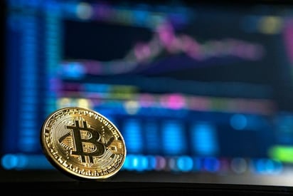 El precio del bitcoin se disparó este lunes y estableció un nuevo máximo histórico, luego de que la automotriz Tesla anunció una inversión de mil 500 millones de dólares en la compra de la criptomoneda. (Especial) 