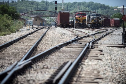 Regularán el cruce de trenes en la frontera Piedras Negras-Eagle Pass ante el paso de migrantes.