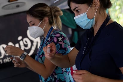 Para la primera semana de vacunación voluntaria fueron convocados los mayores de 85 años, quienes fueron citados a los más de mil 400 centros de vacunación autorizados. (ARCHIVO) 