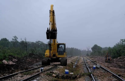 El presidente Andrés Manuel López Obrador rechazó la petición de intelectuales, científicos y sociedad civil de cancelar de manera temporal de los megaproyectos de Dos Bocas, el Tren Maya, el Aeropuerto de Santa Lucía y el proyecto de Chapultepec, con el objetivo de que ese dinero sea invertido en vacunas.
(ARCHIVO)