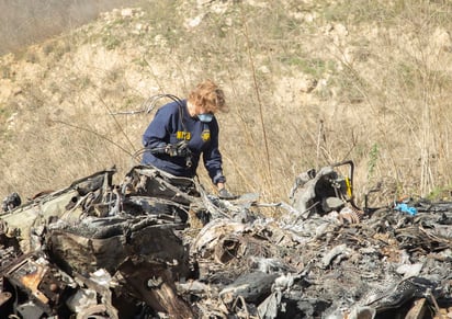 Los investigadores del accidente que acabó con la vida de Kobe Bryant y otras ocho personas aseguraron este martes que el piloto del helicóptero se desorientó por culpa de la niebla. (ARCHIVO)