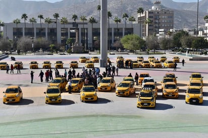 Estacionaron sus unidades en la explanada de la misma Plaza Mayor y descendieron de sus unidades para lanzar consignas contra las autoridades, mismas a las que acusaron de multar y decomisar sus vehículos 'sin consideración alguna' de su labor.
(ERICK SOTOMAYOR)