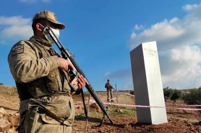 Un monolito de metal que apareció y desapareció misteriosamente en un campo en el sureste de Turquía ha resultado ser un truco publicitario del gobierno para llamar la atención sobre un evento el martes durante el cual el presidente Recep Tayyip Erdogan anunció un programa espacial para el país. (ESPECIAL) 
