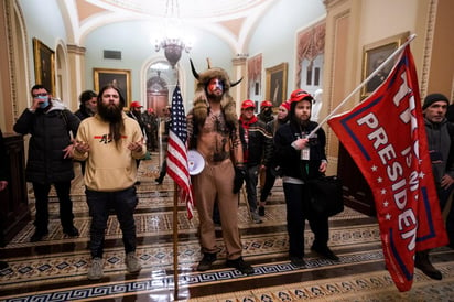 Un hombre que participó en el asalto al Capitolio con la cara pintada, un casco con cuernos y sin camisa se expresó arrepentido por su participación en la violencia y desilusionado por el expresidente Donald Trump. (ARCHIVO) 
