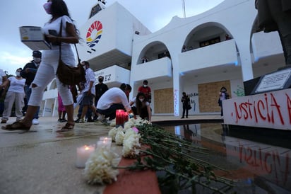 Al pie de la Fiscalía General de Quintana Roo, el Comité de Víctimas 9N, conformado por manifestantes que fueron heridas de bala, abusadas sexualmente o golpeados el 9 de noviembre de 2020, pidió al gobierno mexicano atraer las investigaciones para castigar a las y los funcionarios responsables de instruir y ejecutar el ataque en su contra, durante la protesta fuera del Palacio Municipal de Cancún. (ARCHIVO)