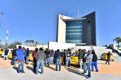 Choferes de distintas líneas de taxi estacionaron sus unidades en la explanada de la Plaza Mayor y reclamaron a las autoridades por los operativos que realiza la dirección de Autotransporte. (ÉRICK SOTOMAYOR)