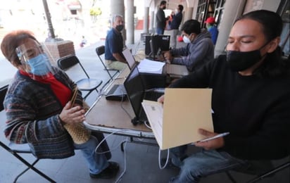 Con el objetivo de facilitar el registro de los adultos mayores para recibir la vacuna contra el COVID-19 que aplicará el sector salud federal, el ayuntamiento de Ocoyoacac instaló un módulo donde recibe a las personas de 60 años en adelante que no cuentan con las herramientas tecnológicas ni ayuda para registrarse como lo ha solicitado el gobierno federal. (El Universal) 