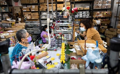 Aunque la industria de las flores de tela vivió un increíble auge a principios del siglo XX en EUA, cuando eran ampliamente utilizadas en vestidos y sombreros, ahora queda una sola fábrica de este elemento decorativo en Nueva York, que sobrevive en pleno corazón del Distrito de la Moda de Manhattan utilizando muchas de las técnicas implementadas hace más de 100 años. (EFE)