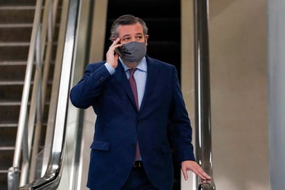 Poco después de que los fiscales en el juicio político contra Donald Trump mostraran videos inéditos sobre el asalto al Capitolio del 6 de enero, el senador republicano Ted Cruz afirmó que eso no prueba que Trump sea culpable de la violencia. (AP)